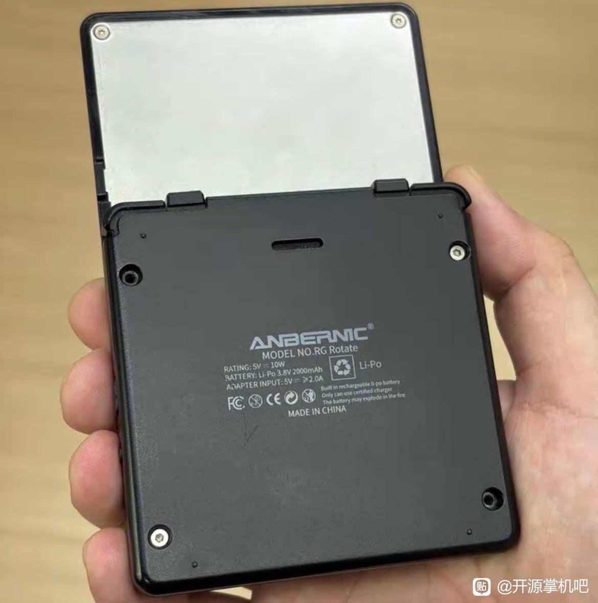 Rückseite des Anbernic RG Rotate mit sichtbarem Modellnamen, Akkudaten (2000 mAh) und Lautsprecher-Gitter