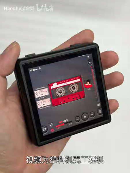 Anbernic RG Rotate – Detail-Ansicht mit USB-C-Port, Schultertasten und MicroSD-Slot aus Bilibili-Leak-Video