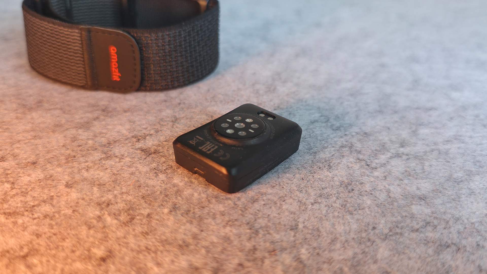 Amazfit Helio Strap Sensormodul neben dem Band liegend